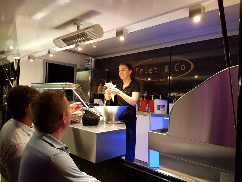 Mobiele frituur aan huis - goudbruine Belgische frietjes in een puntzak van Friet & Co