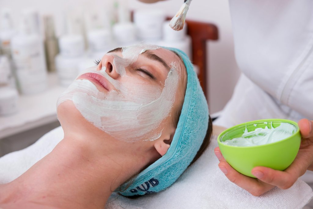 Ontspannende behandeling in schoonheidssalon in Leuven met natuurlijke producten en rustige sfeer